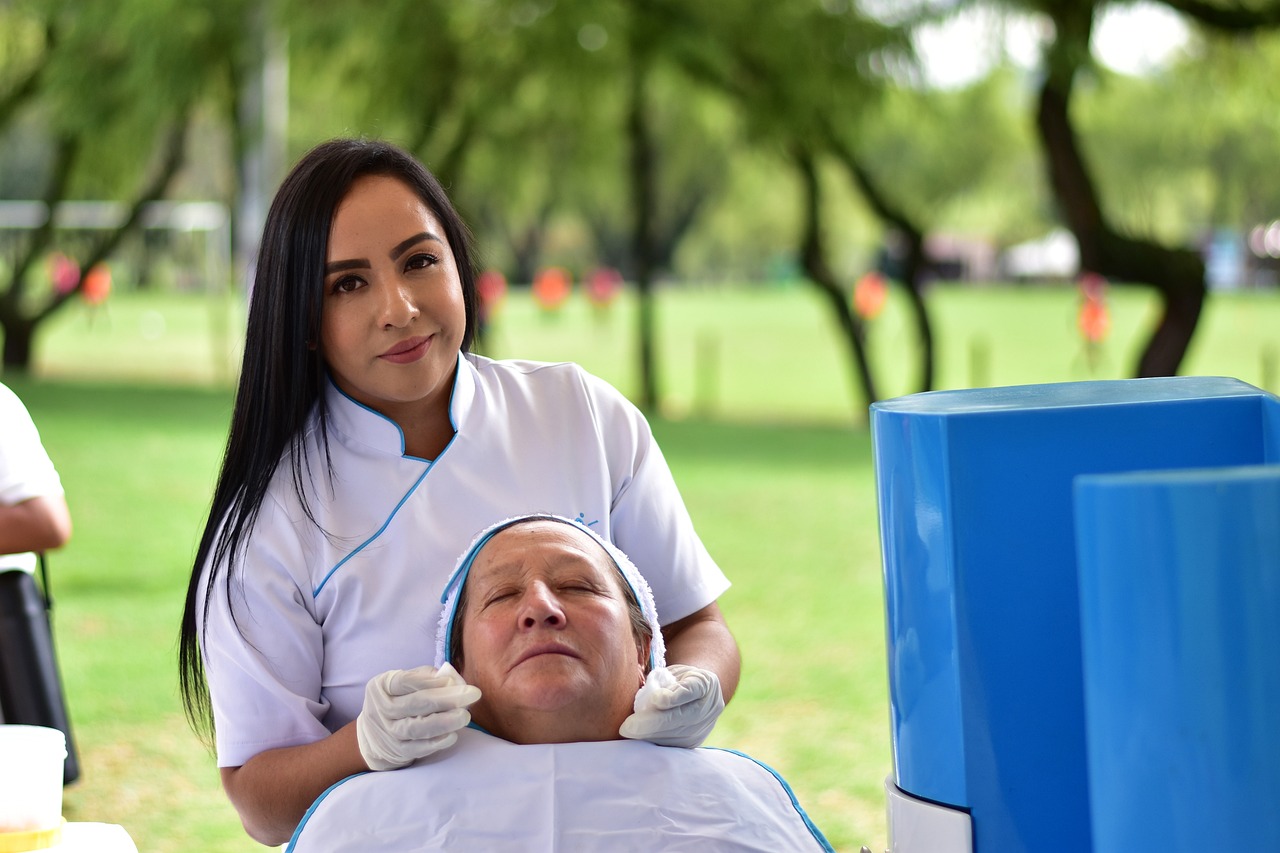 ¿Cuánto se cobra por una limpieza facial?